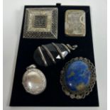 A GROUP OF JEWELLERY TO INCLUDE WRAP DESIGN BLACK STONE PENDANT, LAPIS LAZULI BROOCH, LOCKET,