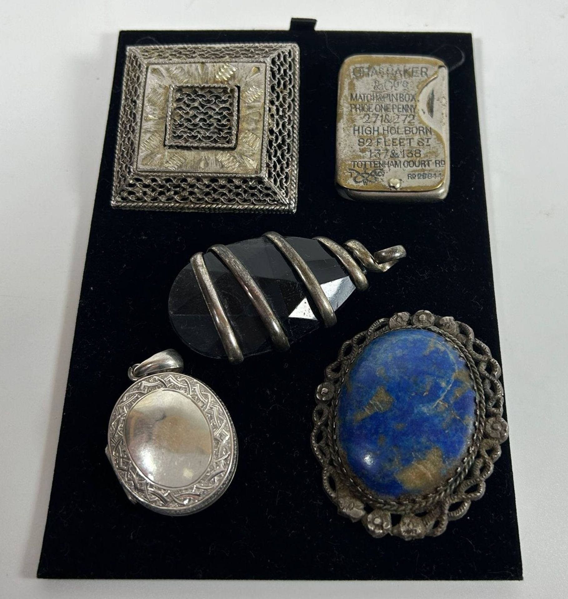 A GROUP OF JEWELLERY TO INCLUDE WRAP DESIGN BLACK STONE PENDANT, LAPIS LAZULI BROOCH, LOCKET,