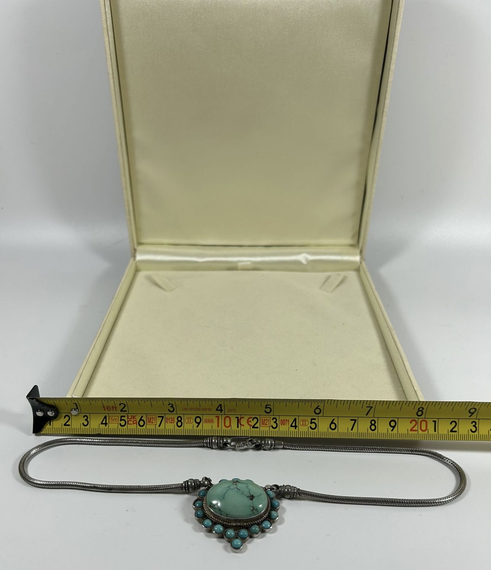 A BOXED .925 SILVER TURQUOISE STONE DESIGN PENDANT NECKLACE, 18" CHAIN LENGTH - Bild 3 aus 4