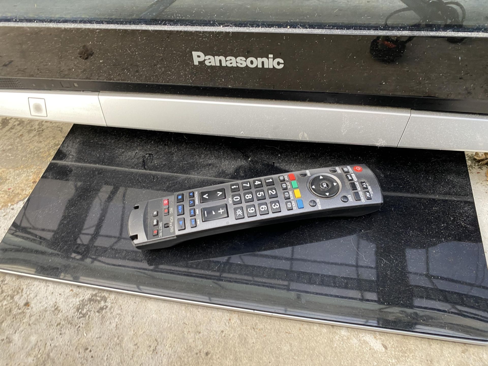 A PANASONIC 46" TELEVISION WITH REMOTE CONTROL - Bild 2 aus 3