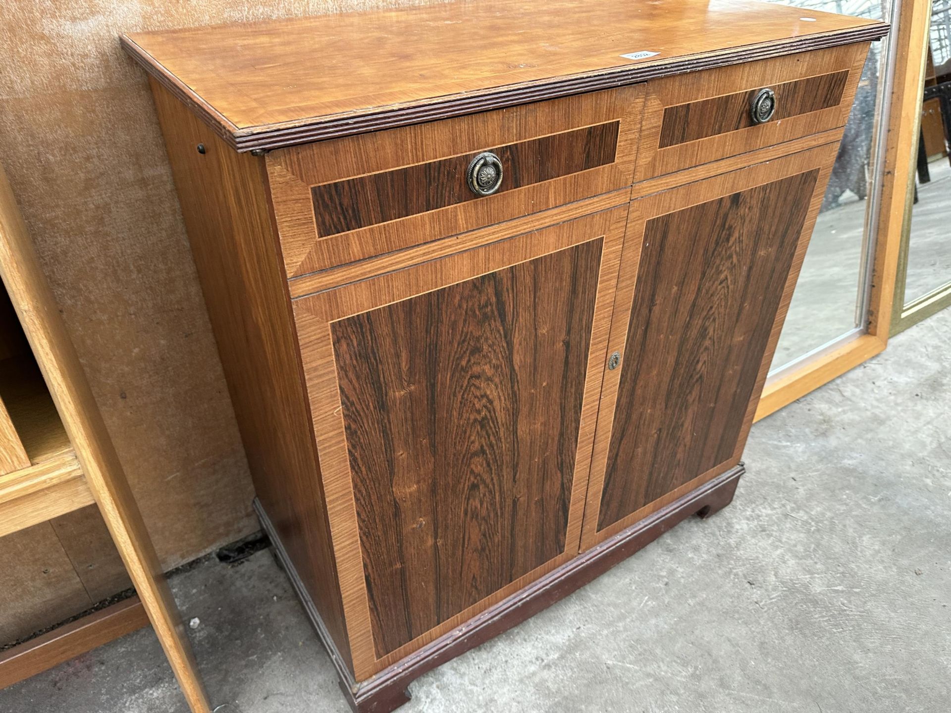 A MODERN ROSEWOOD EFFECT SIDE CABINET, 33" WIDE - Image 3 of 4