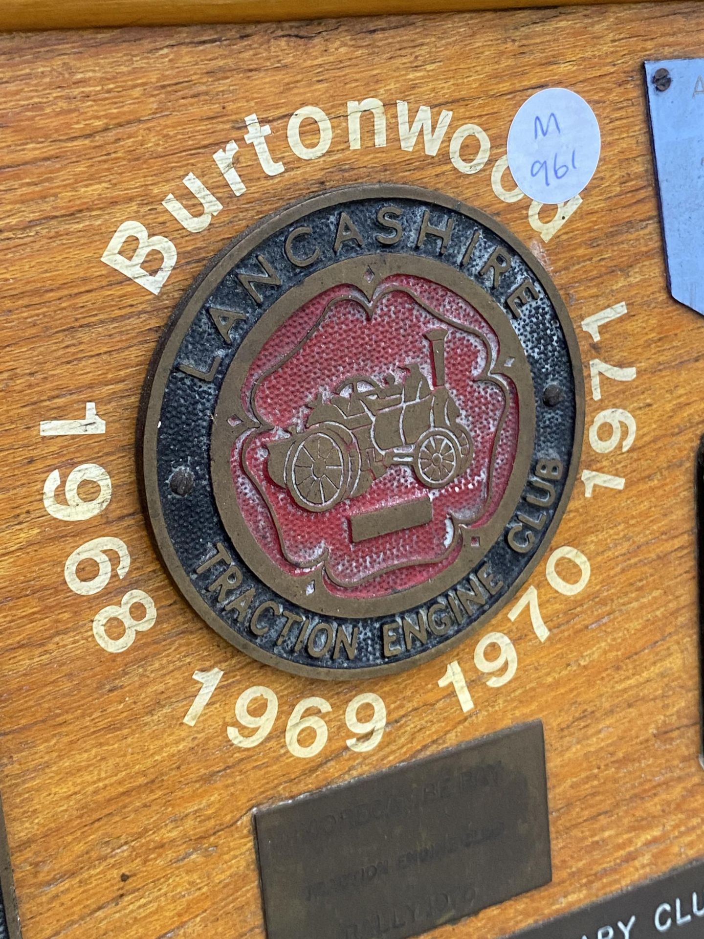 A WOODEN BOARD DISPLAYING A LARGE QUANTITY OF COMMEMERATIVE BRASS PLAQUES FROM VARIOUS STEAM RALLIES - Bild 4 aus 10