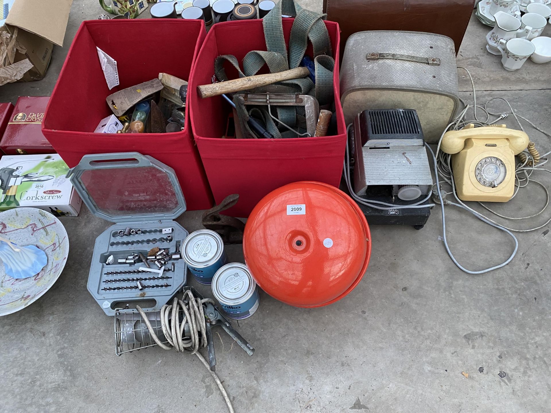 AN ASSORTMENT OF ITEMS TO INCLUDE A DIAL TELEPHONE, PROJECTOR AND STAMP ETC