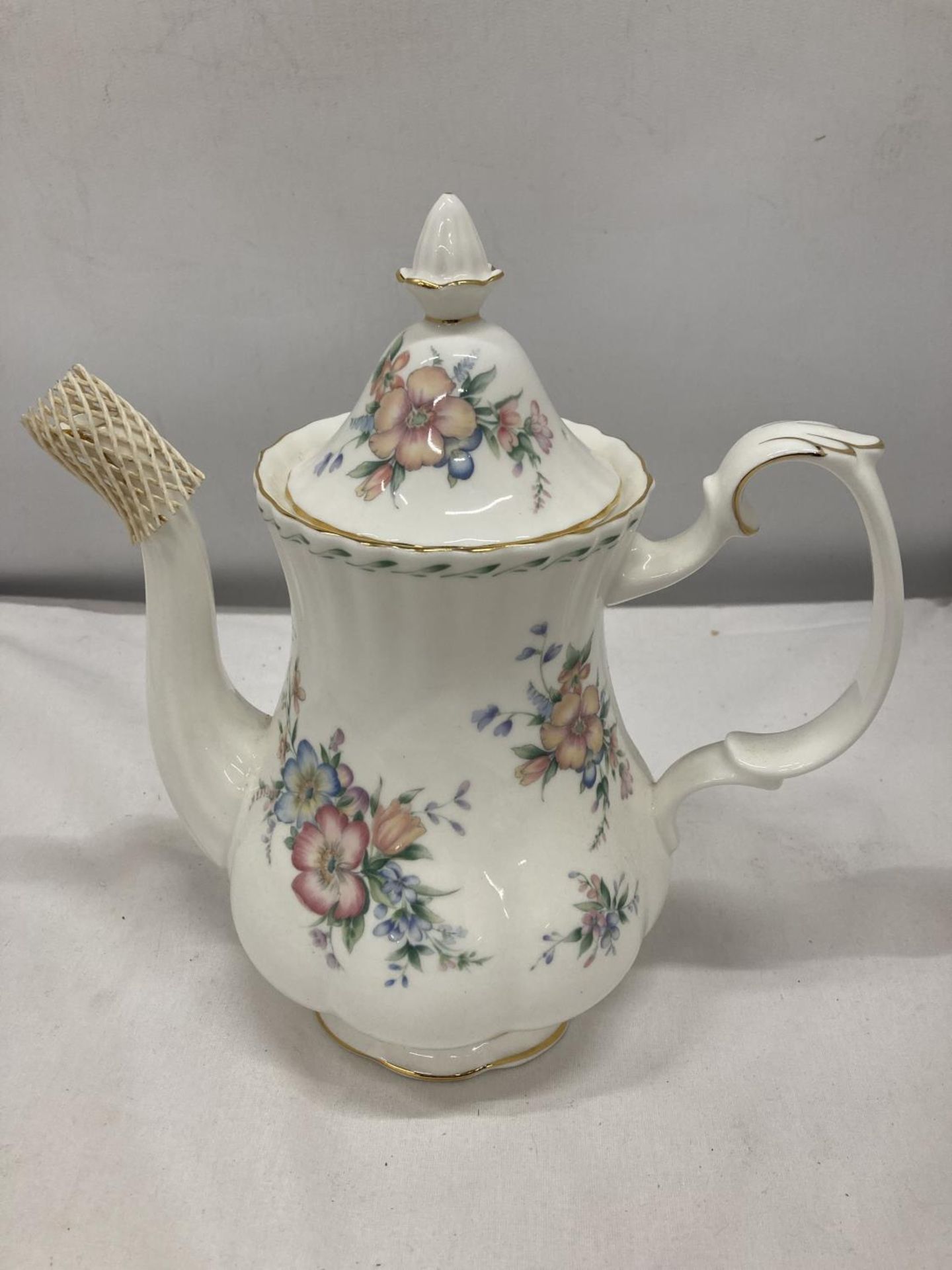 A LARGE QUANTITY OF ROYAL ALBERT 'CONSTANCE' TO INCLUDE A TEAPOT AND COFFEE POT, SIX COFFEE CUPS AND - Image 3 of 7