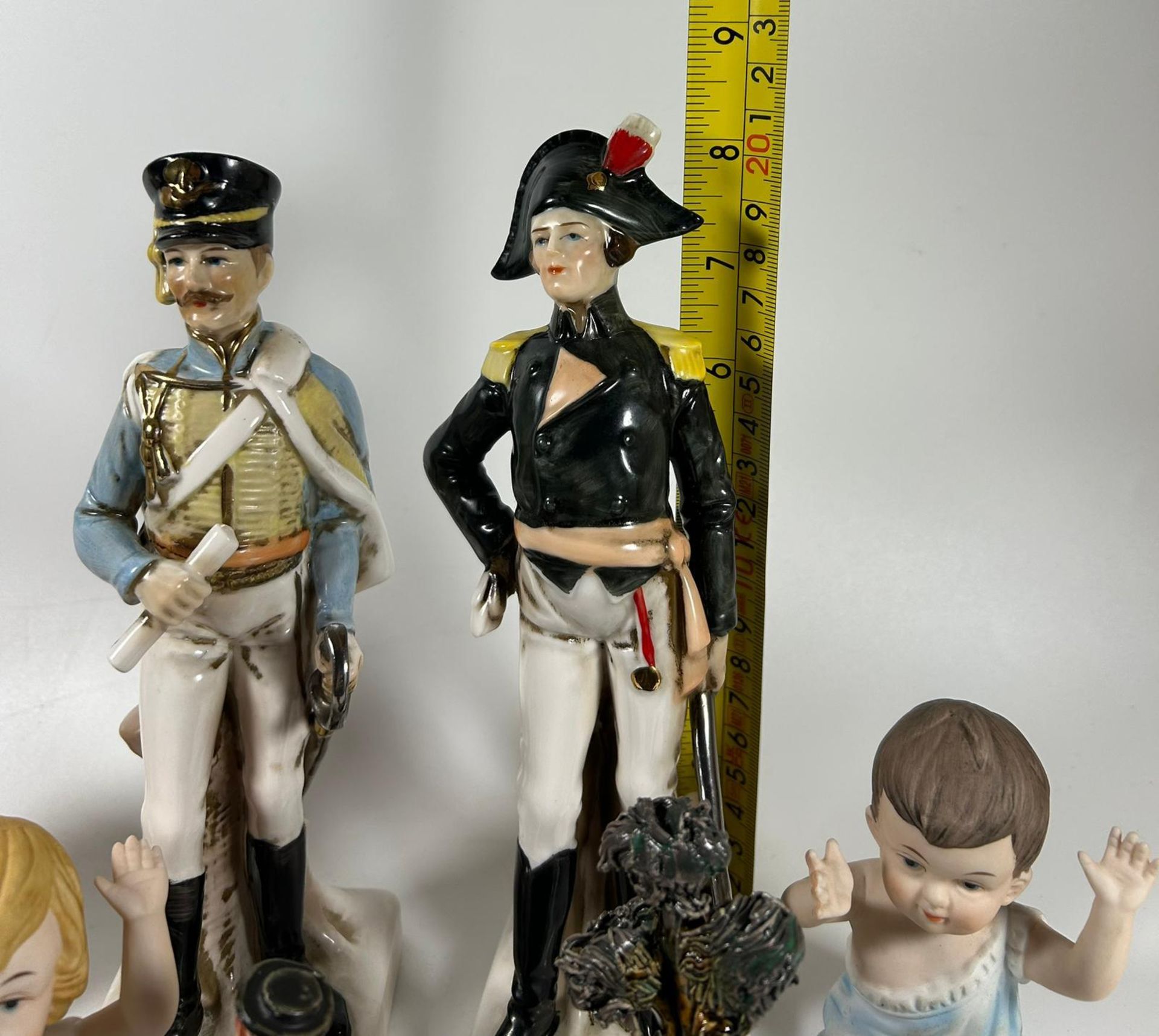A COLLECTION OF ASSORTED CONTINENTAL PORCELAIN FIGURES, SOLDIERS ETC, LARGEST 21CM - Image 3 of 3