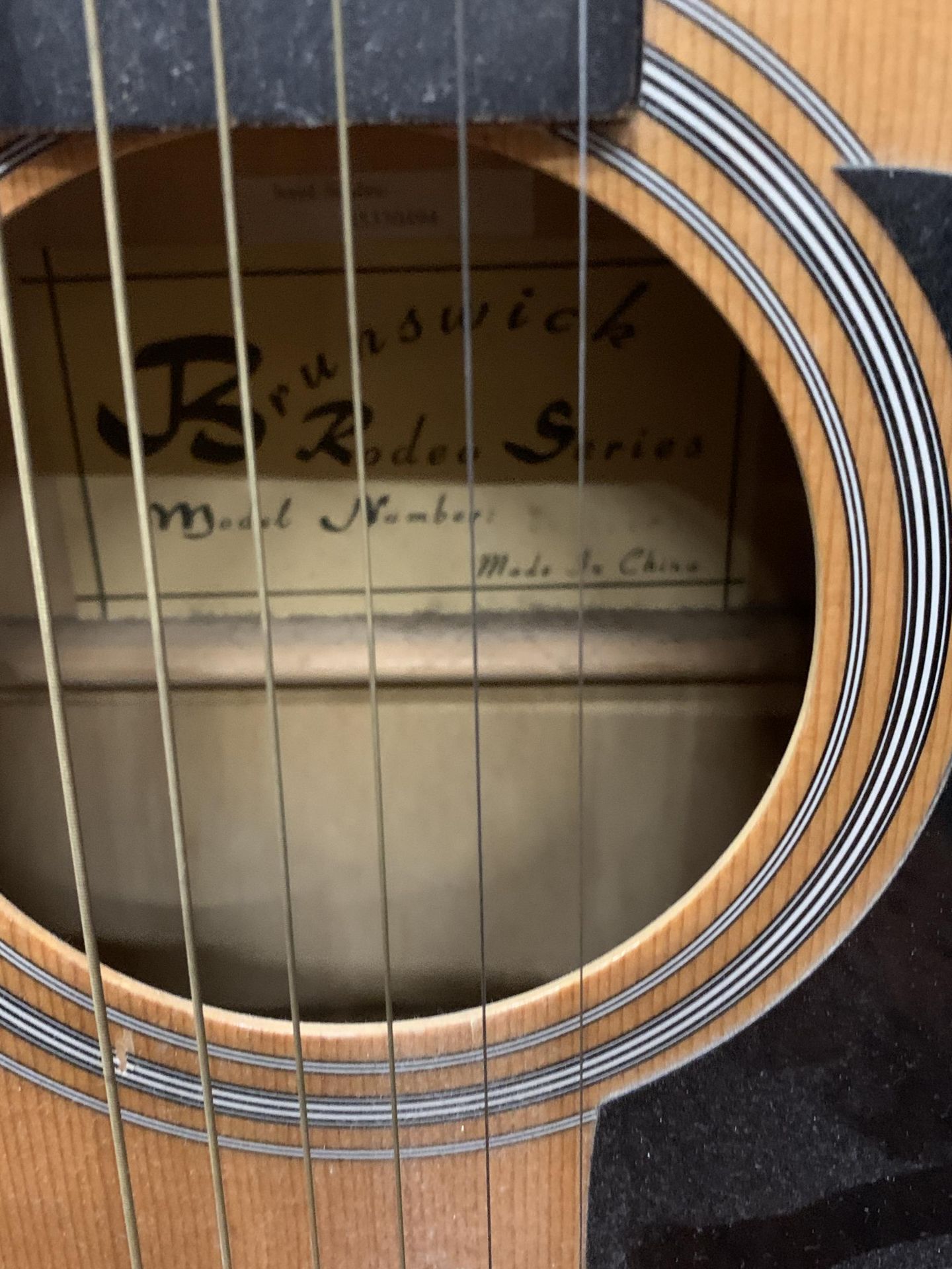 A CASED BRUNSWICK ACOUSTIC GUITAR WITH CASE - Bild 3 aus 4