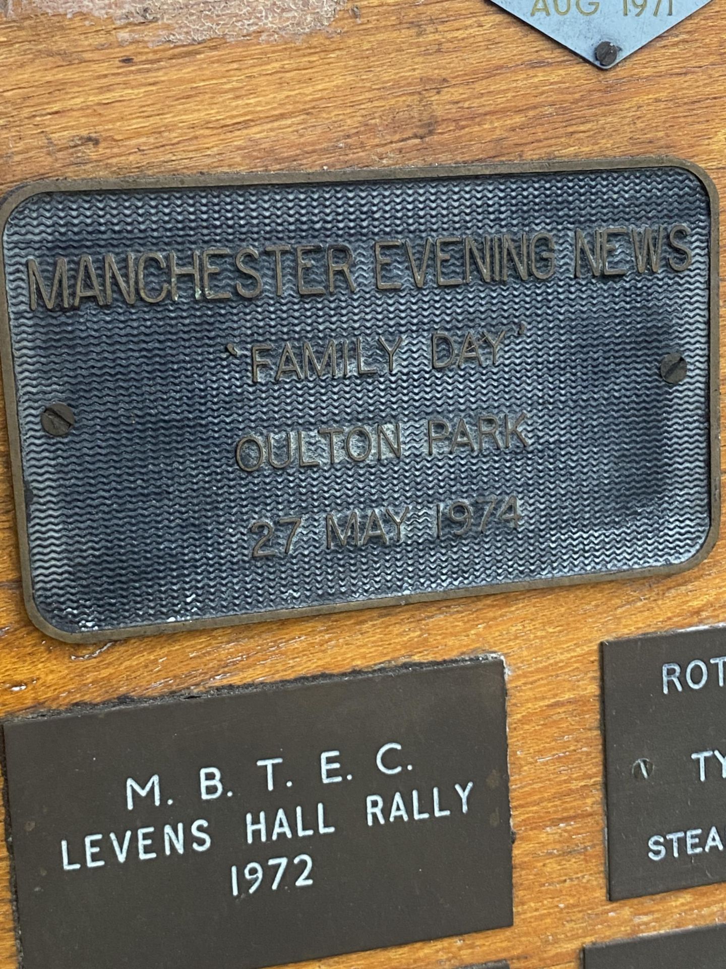 A WOODEN BOARD DISPLAYING A LARGE QUANTITY OF COMMEMERATIVE BRASS PLAQUES FROM VARIOUS STEAM RALLIES - Bild 5 aus 10