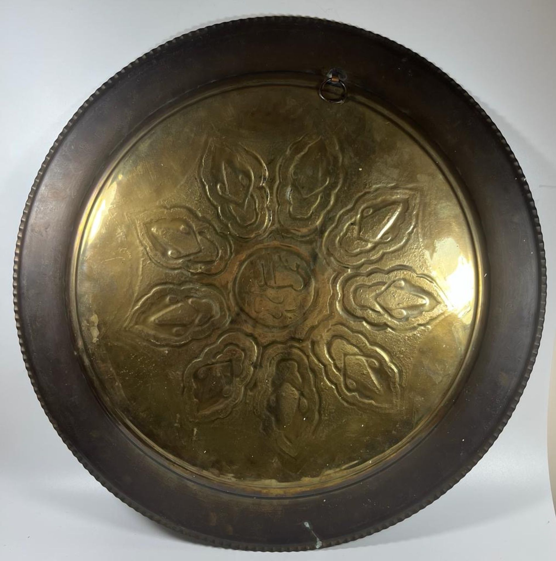 A LARGE ARTS & CRAFTS EARLY 20TH CENTURY BRASS CHARGER WITH STYLISED FLORAL DESIGN, DIAMETER 50 CM - Image 4 of 4