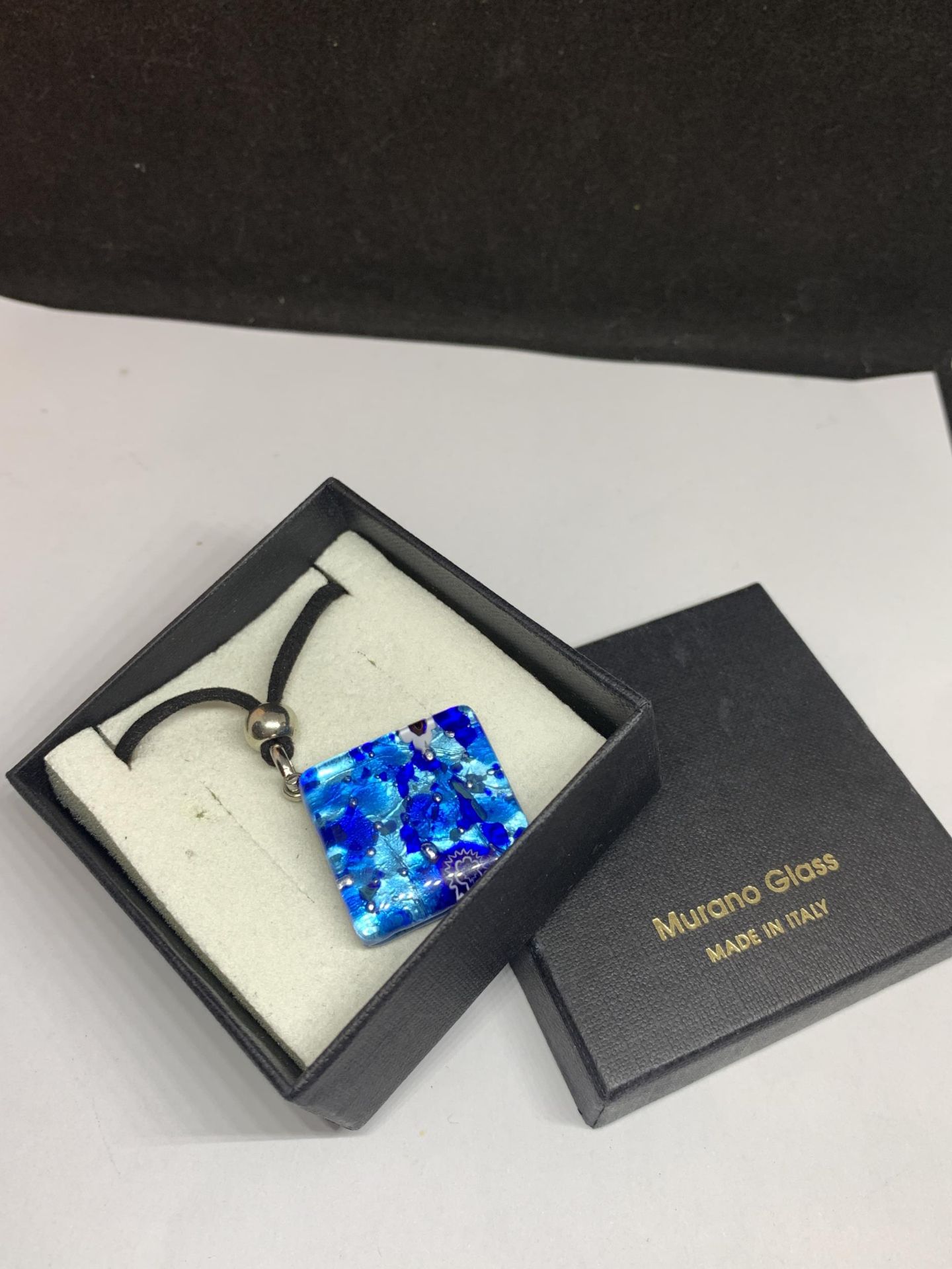 A MURANO GLASS NECKLACE IN A PRESENTATION BOX