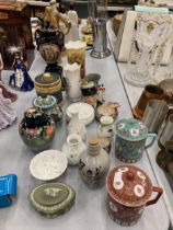 A MIXED LOT OF CERAMICS TO INCLUDE A WEDGWOOD TOBACCO JAR, A/F TO LID, AYNSLEY 'ORCHARD GOLD'