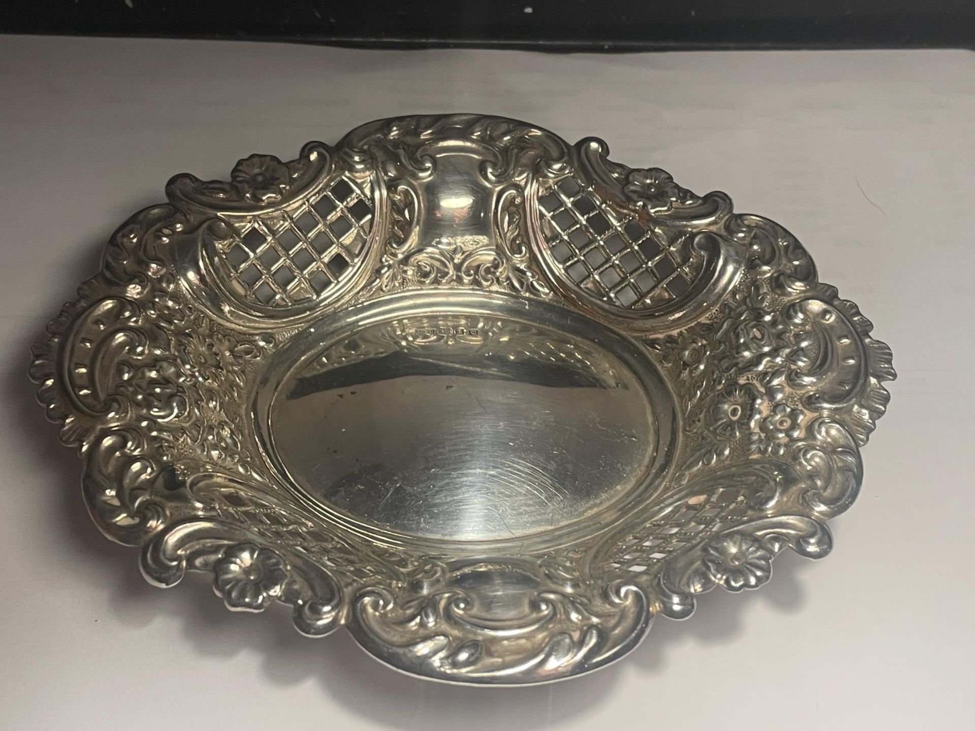 A HALLMARKED LONDON SILVER PIERCED OVAL DISH - Bild 2 aus 4