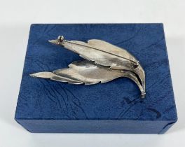 A .925 HALLMARKED SILVER LEAF DESIGN BROOCH, BOXED