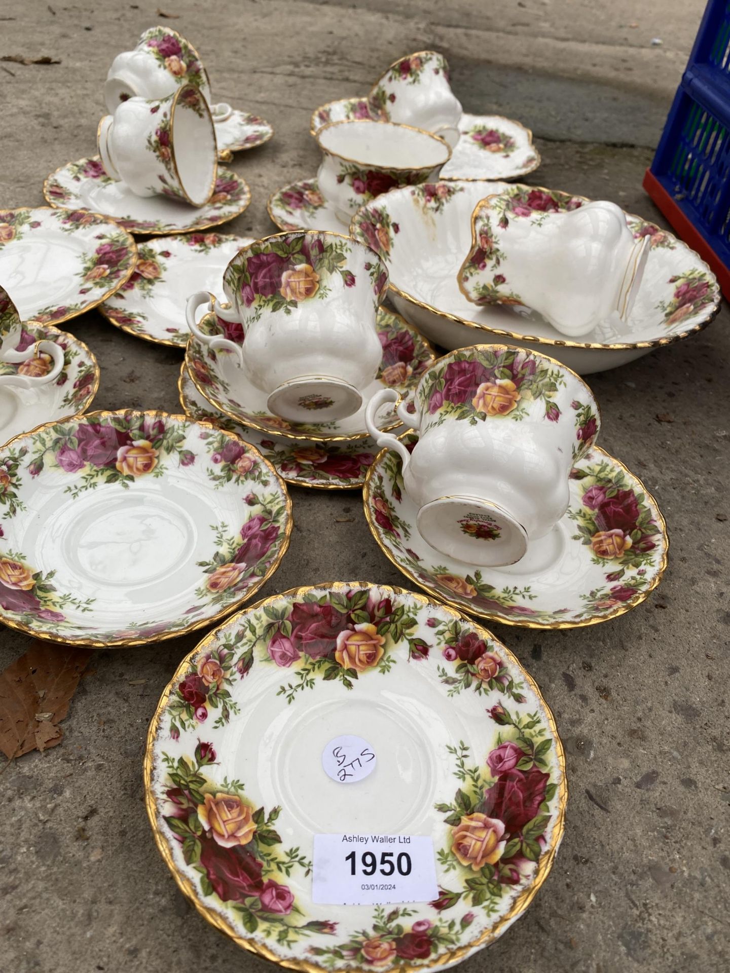TWENTY TWO PIECES OF ROYAL ALBERT OLD COUNTRY ROSE TO INCLUDE TRIOS, SUGAR BOWL AND MILK JUG ETC - Image 2 of 3