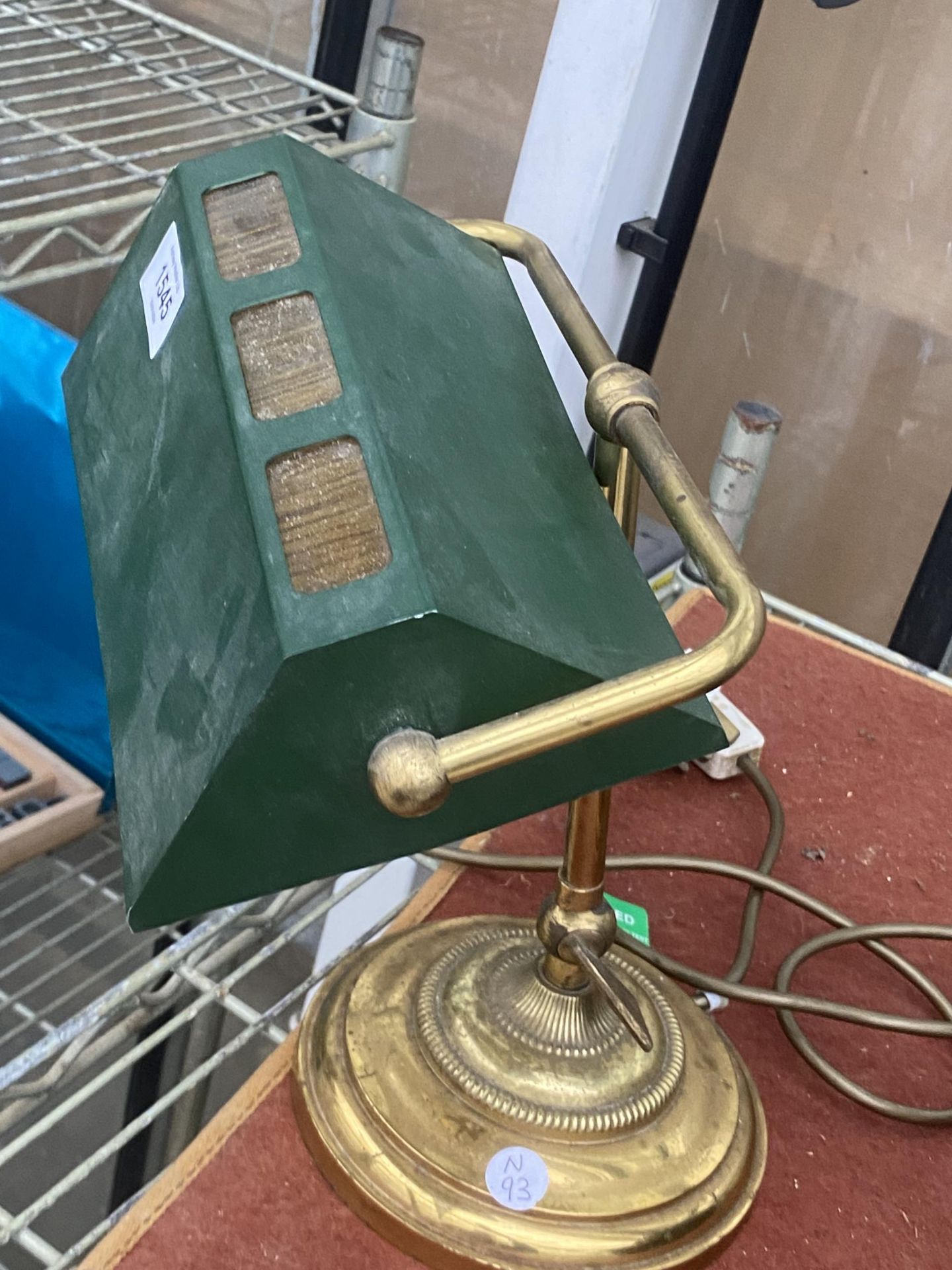 A VINTAGE BRASS BANKERS LAMP WITH GREEN METAL SHADE - Image 3 of 3