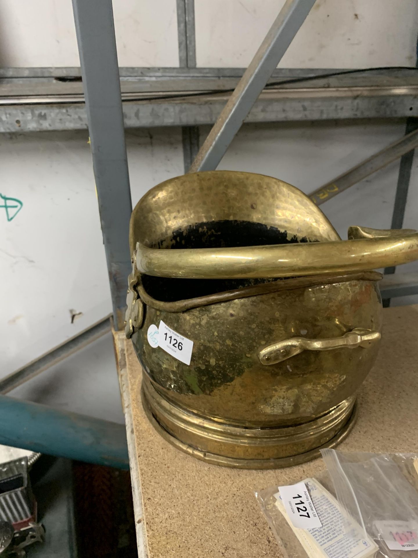 A VINTAGE BRASS COAL BUCKET - Image 3 of 4