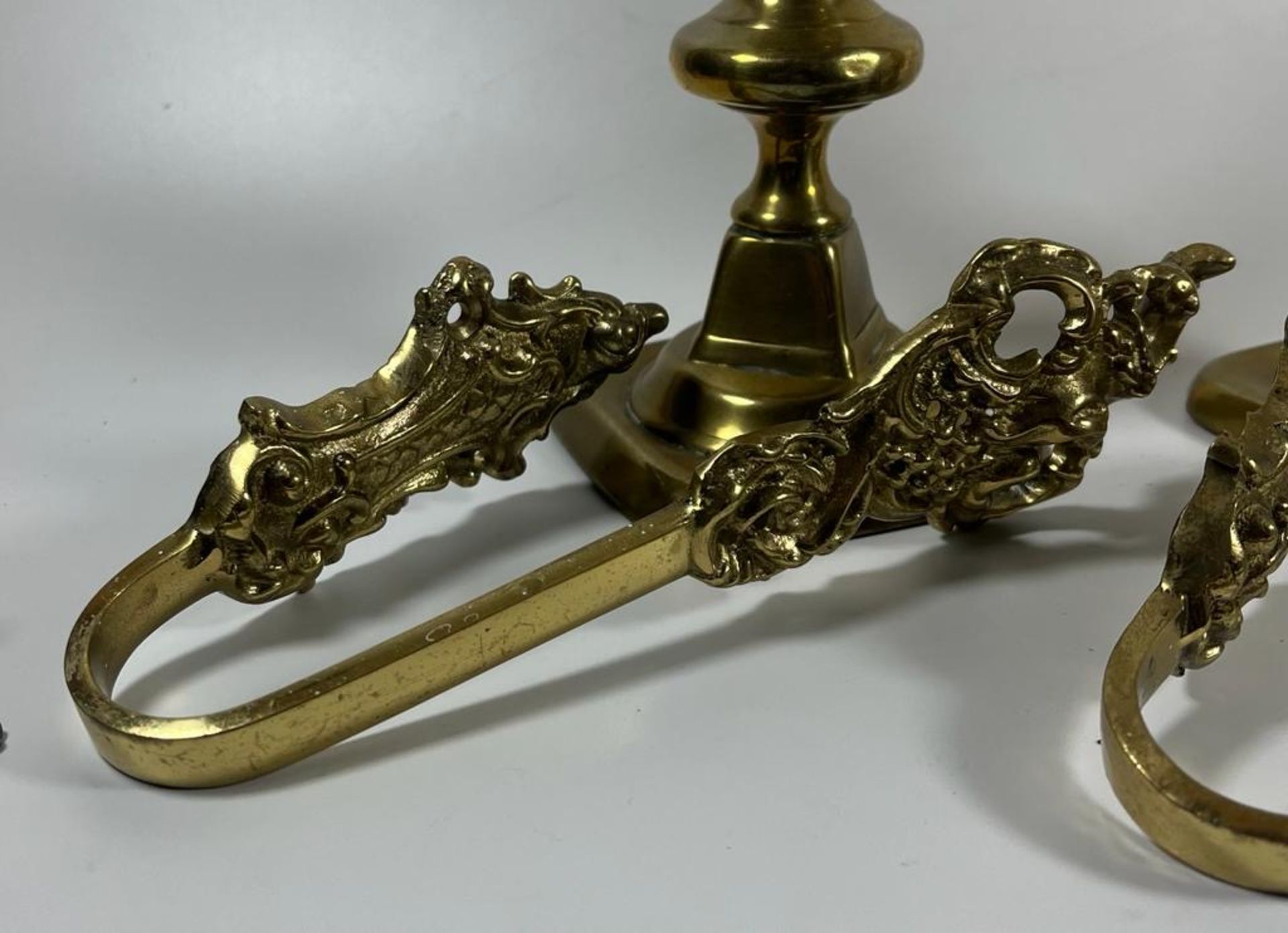 A MIXED LOT TO INCLUDE A PAIR OF BRASS PUSH UP CANDLESTICKS HEIGHT 19.5CM, PAIR OF ORNATE CURTAIN - Image 2 of 5