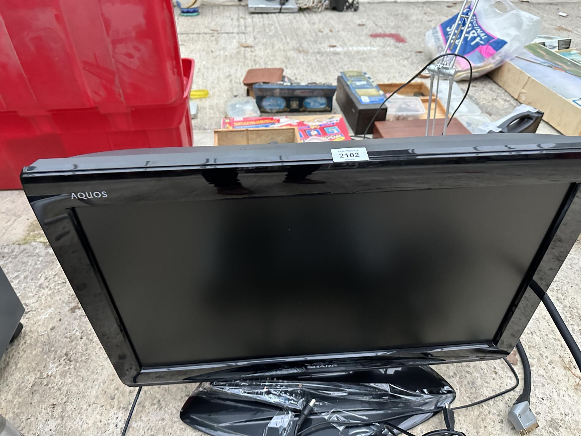 A SHARP 26" TELEVISION WITH REMOTE CONTROL, A SONY VHS PLAYER AND A FREEVIEW BOX ETC - Bild 2 aus 4