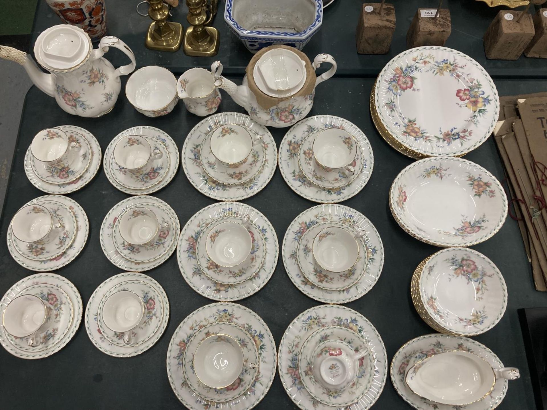 A LARGE QUANTITY OF ROYAL ALBERT 'CONSTANCE' TO INCLUDE A TEAPOT AND COFFEE POT, SIX COFFEE CUPS AND - Image 2 of 7