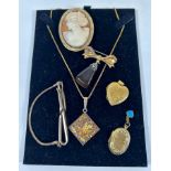 A GROUP OF VINTAGE YELLOW METAL JEWELLERY, CAMEO BROOCH, LOCKETS ETC