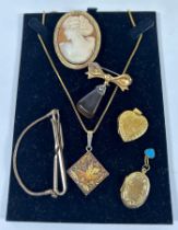 A GROUP OF VINTAGE YELLOW METAL JEWELLERY, CAMEO BROOCH, LOCKETS ETC
