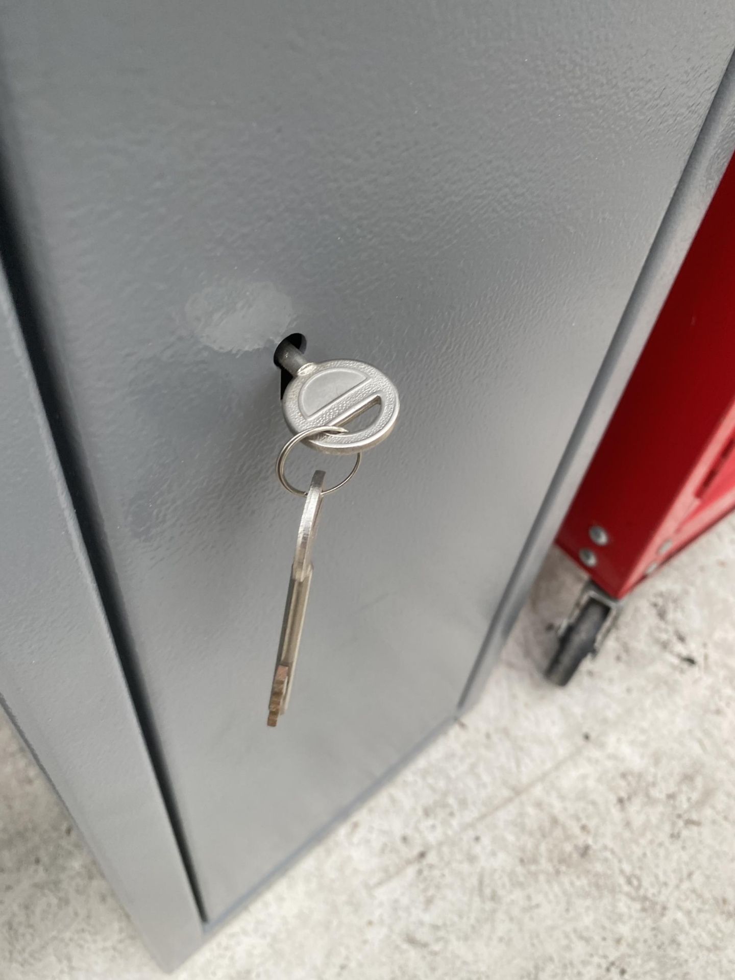 A METAL GUN CABINET COMPLETE WITH KEY - Image 4 of 5