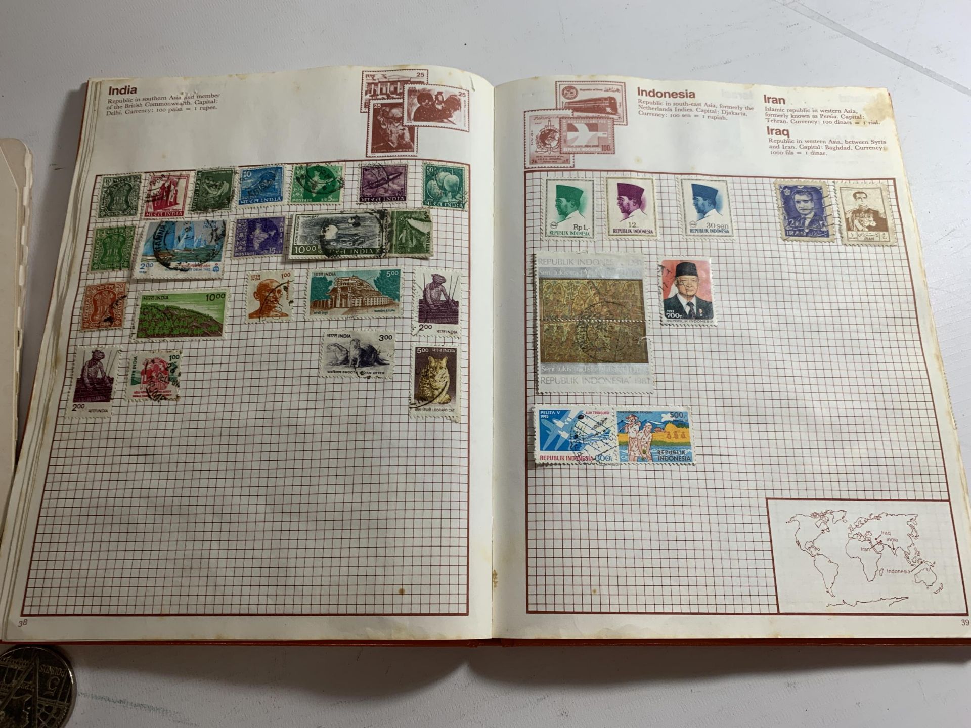 A STANLEY GIBBON KALEIDOSCOPE STAMP ALBUM CONTAINING STAMPS OF THE WORLD TO INCLUDE QATAR, DOMINICAN - Image 6 of 7