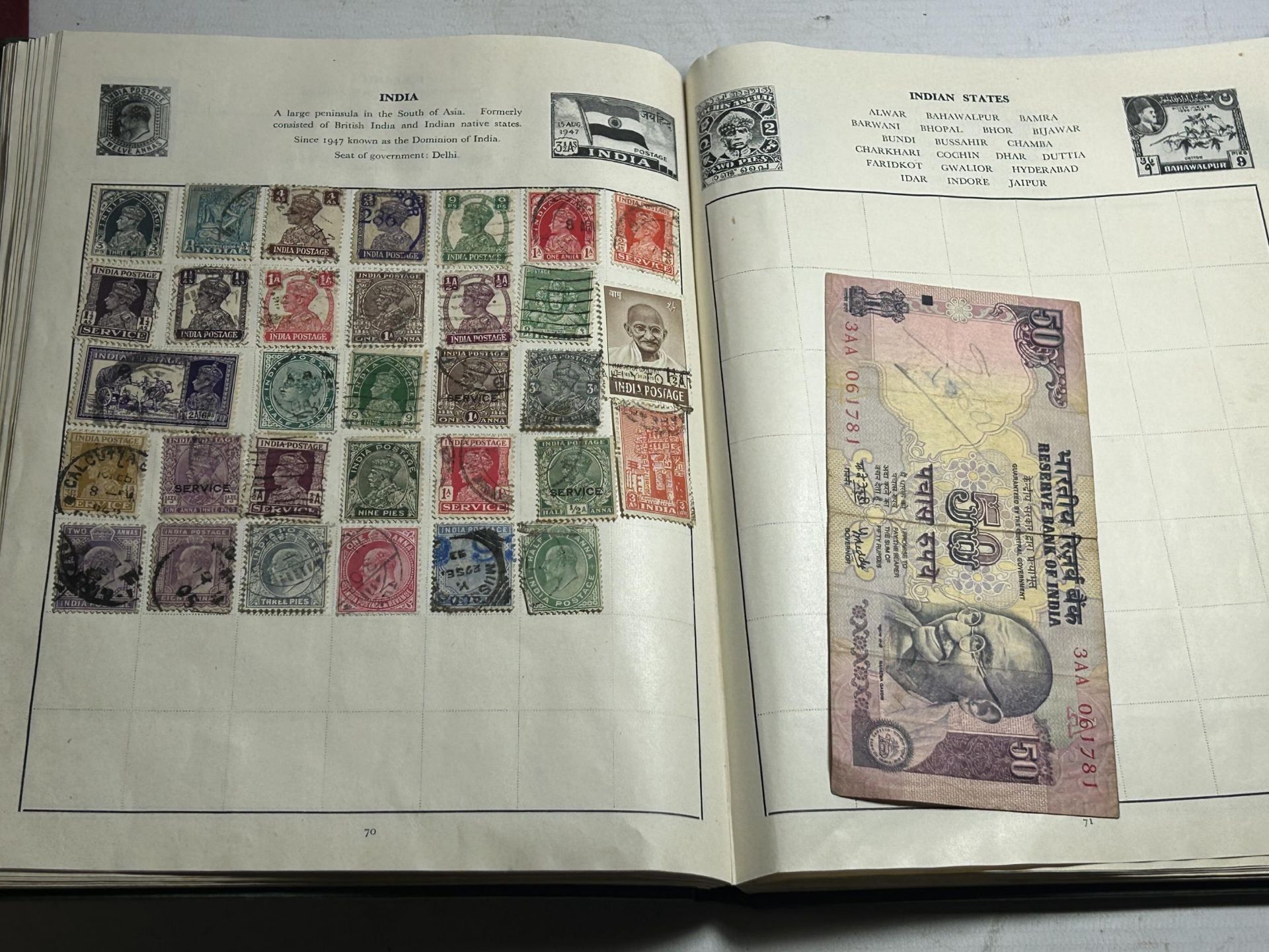 A CAVALIER STAMP ALBUM CONTAINING A COLLECTION OF VARIOUS WORLD STAMPS - Bild 4 aus 4