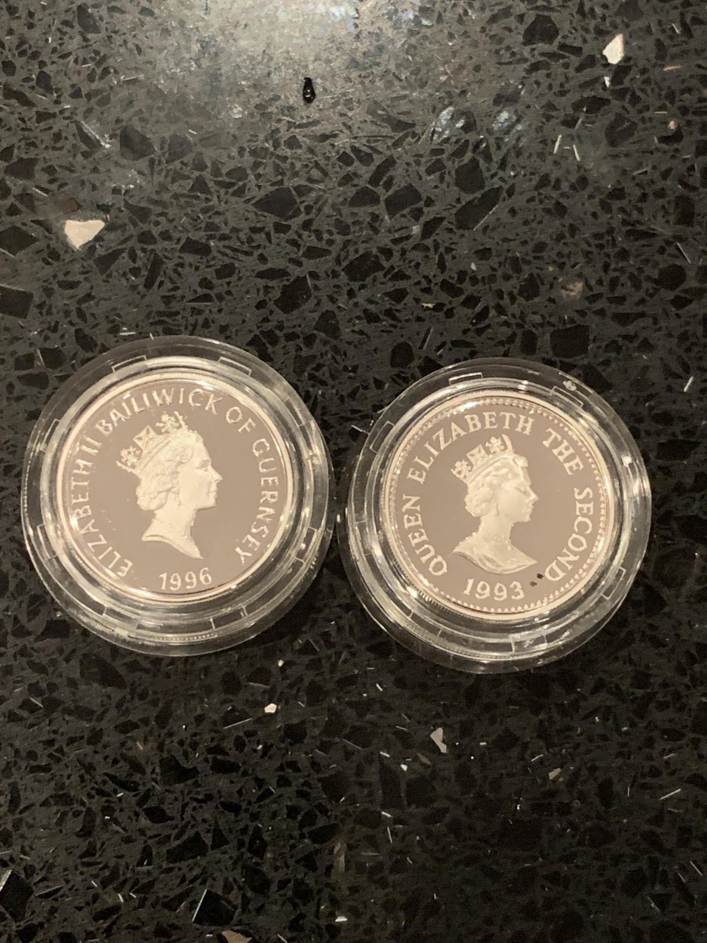 UK TWO SILVER PROOF £1 COINS , BOTH ENCAPSULATED . ONE IS ALDERNEY 1993 , THE OTHER GUERNSEY 1996 - Image 2 of 2