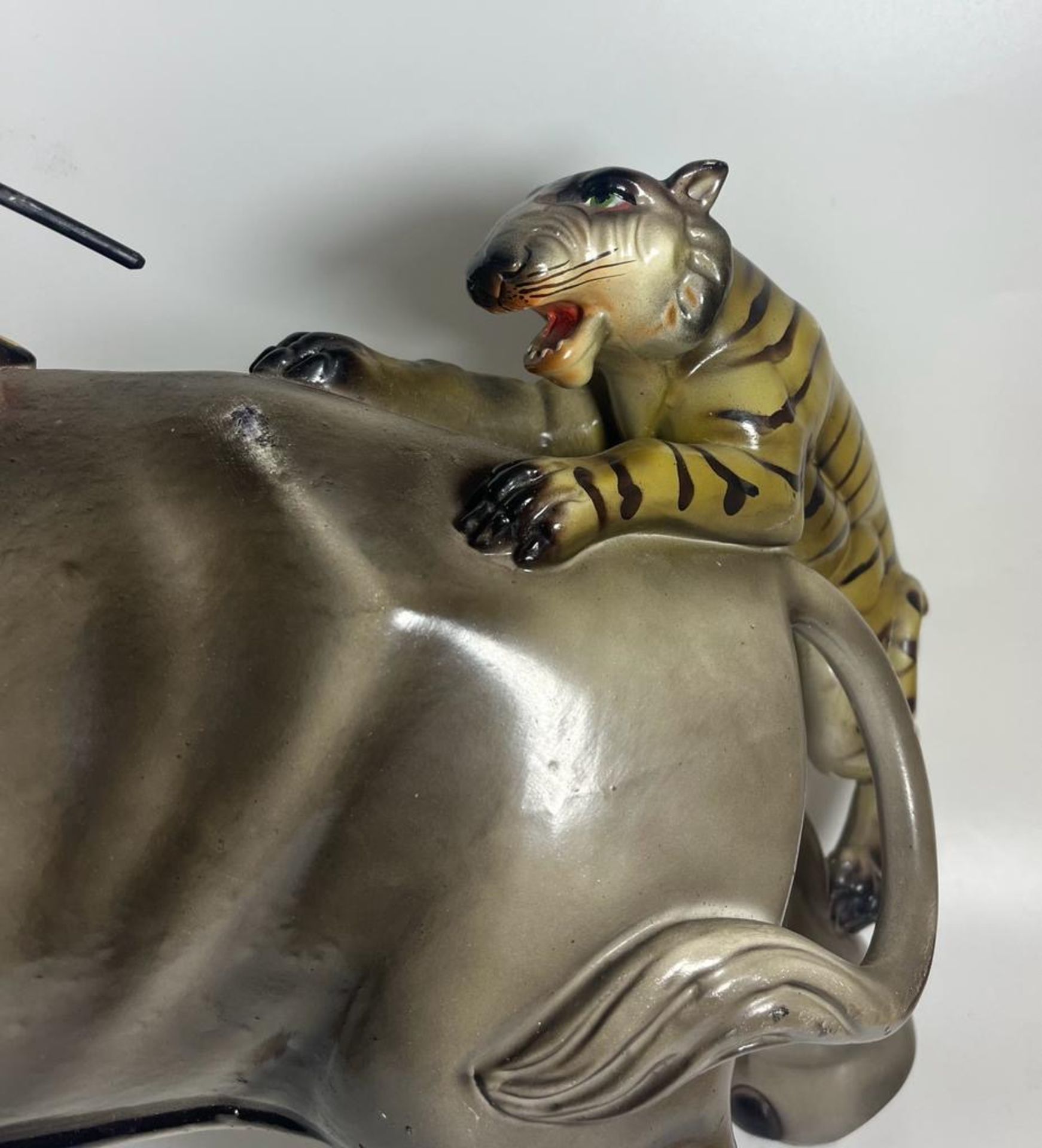 A LARGE 1970S ITALIAN POTTERY SCULPTURE OF AN ELEPHANT BEING ATTACKED BY TIGERS, LENGTH 49 CM - Image 2 of 6