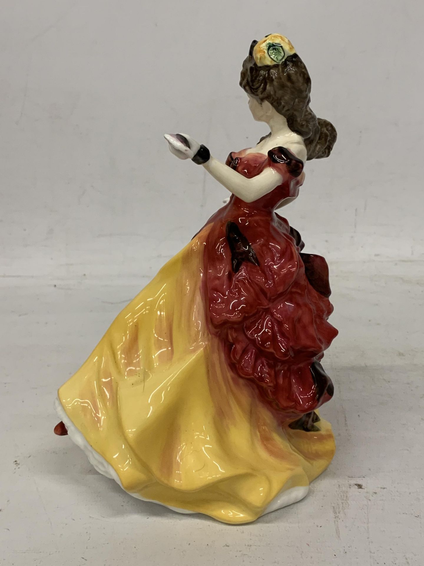 A ROYAL DOULTON FIGURE OF THE YEAR 1996 BELLE, HN3703, BONE CHINA LADY FIGURE - Image 4 of 5