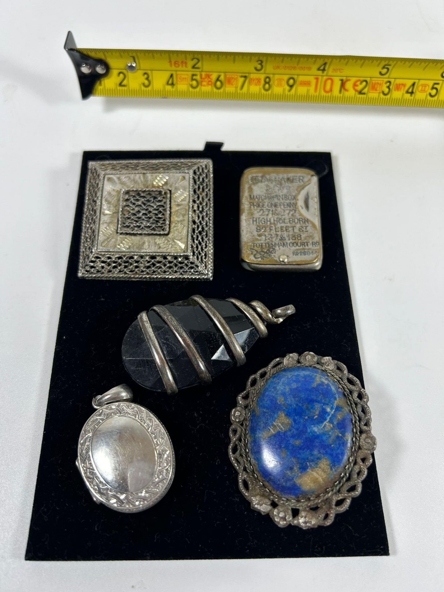 A GROUP OF JEWELLERY TO INCLUDE WRAP DESIGN BLACK STONE PENDANT, LAPIS LAZULI BROOCH, LOCKET, - Image 4 of 4