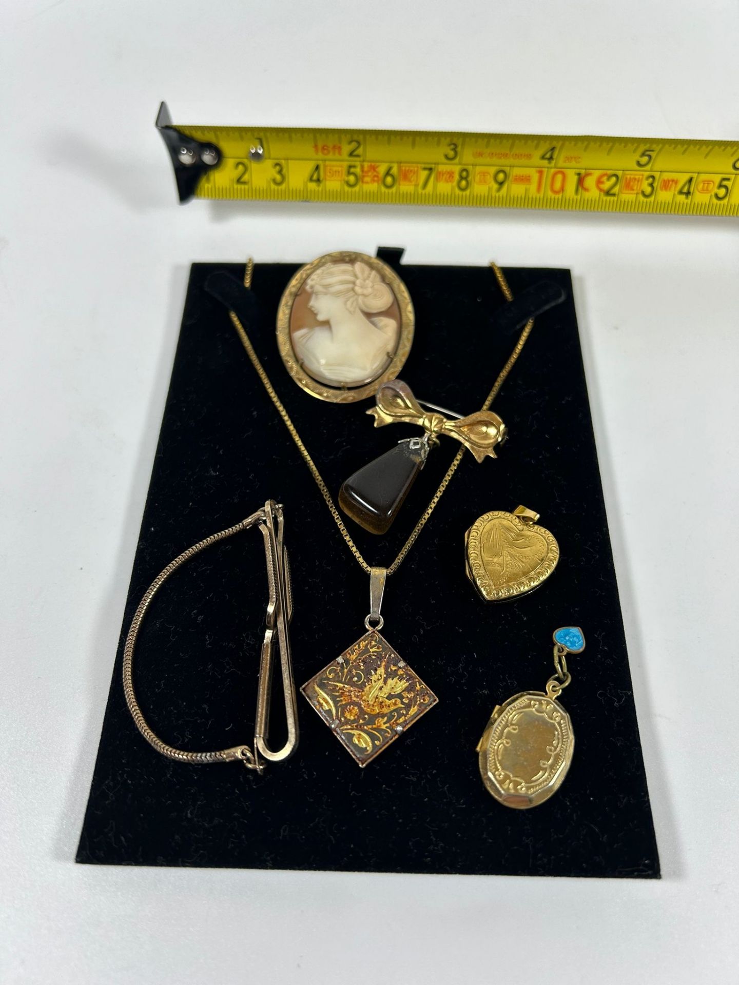 A GROUP OF VINTAGE YELLOW METAL JEWELLERY, CAMEO BROOCH, LOCKETS ETC - Bild 2 aus 2