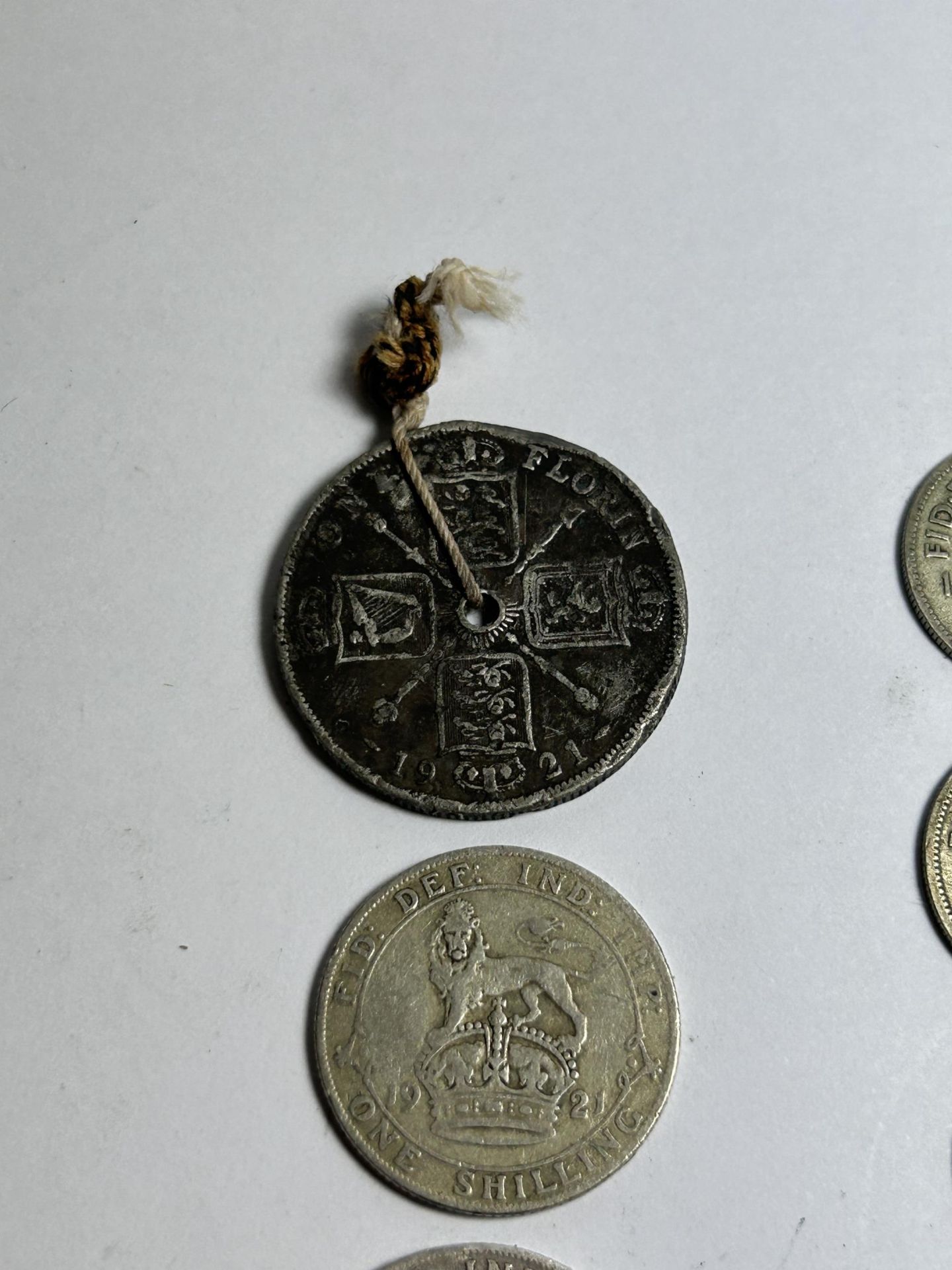 AN ASSORTMENT OF BRITISH PRE 1947 SILVER COINS TO INCLUDE TWO 1918 ONE SHILLINGS, 13 PRE 1947 SIX - Image 3 of 4