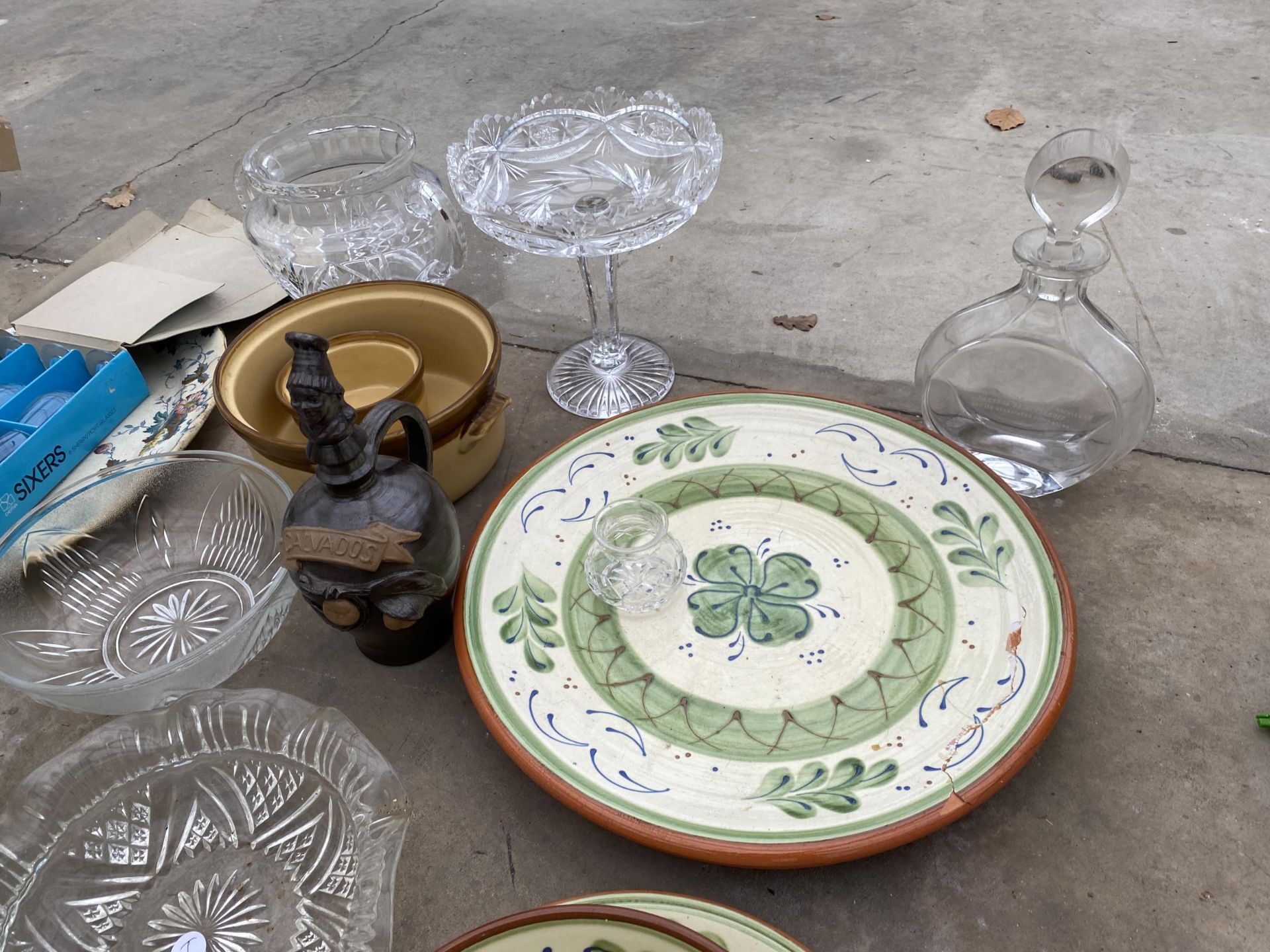 AN ASSORTMENT OF CERAMICS AND GLASS WARE TO INCLUDE BOWLS, PLATES AND DECANTORS ETC - Image 2 of 4