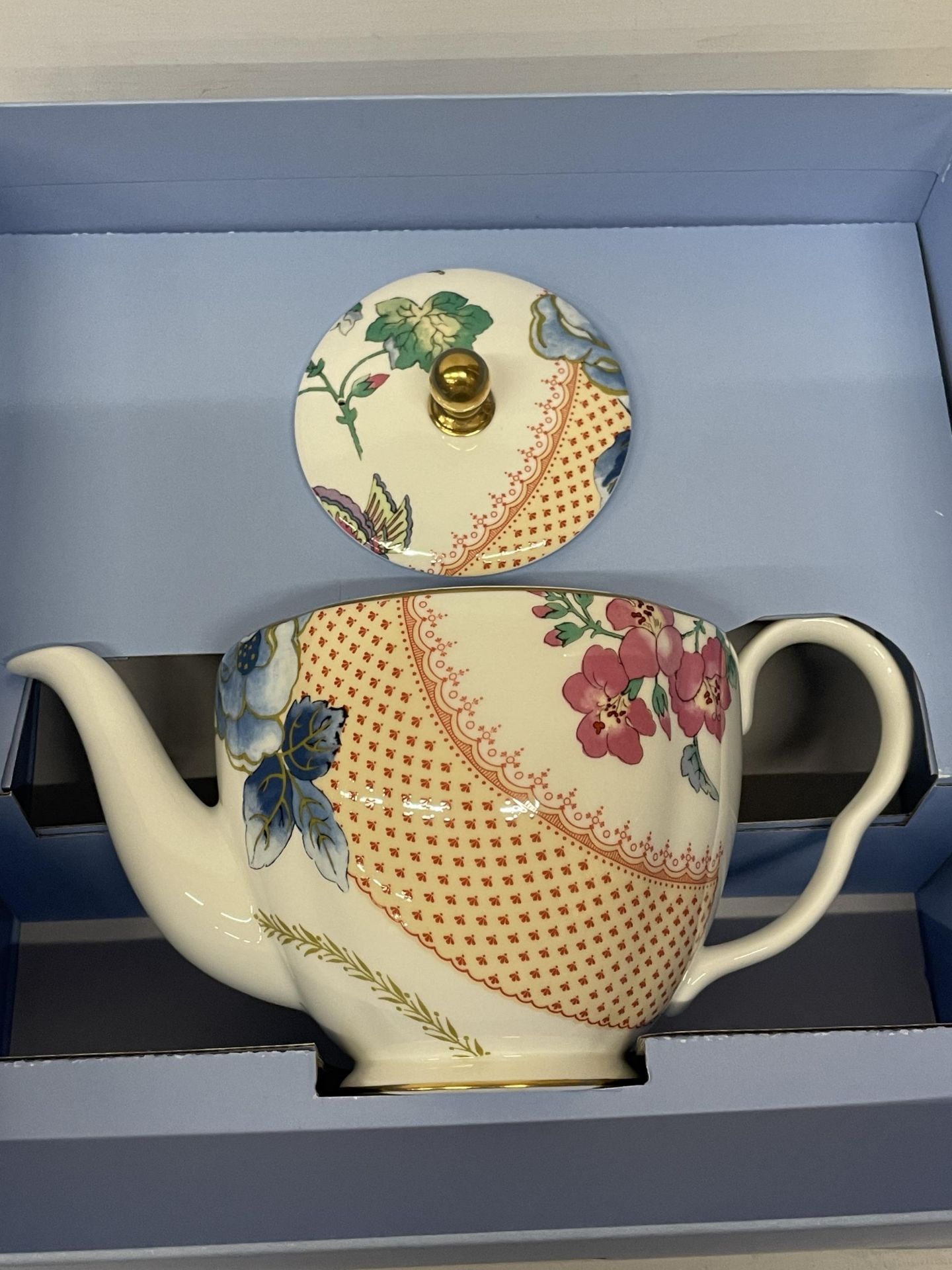 A BOXED WEDGWOOD TEAPOT BUTTERFLY BLOOM - Bild 2 aus 3