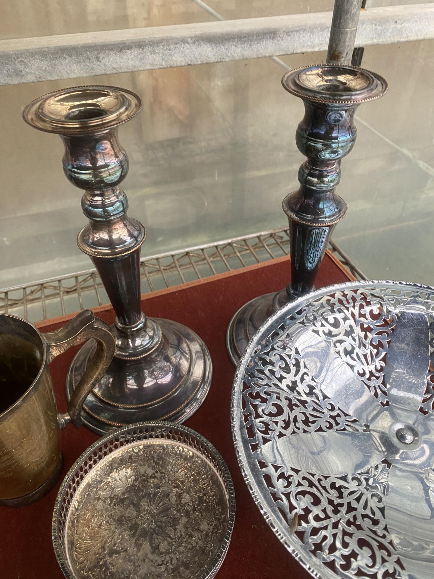 AN ASSORTMENT OF SILVER PLATED ITEMS TO INCLUDE A PAIR OF CANDLESTICKS, A TWIN HANDLED TRAY AND A - Image 3 of 4