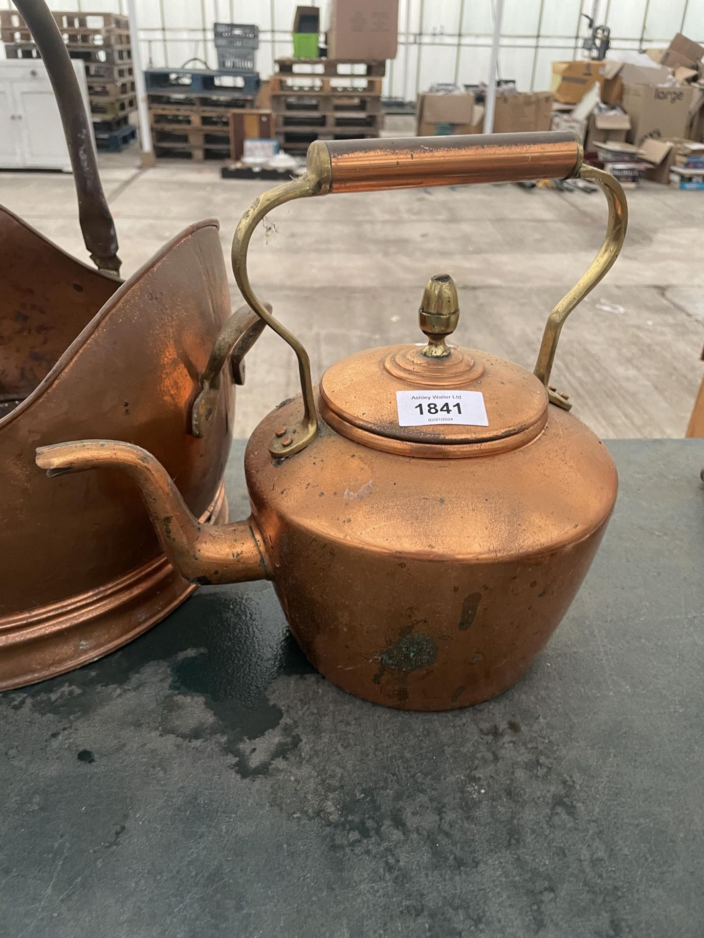 A VINTAGE COPPER COAL BUCKET AND A VINTAGE COPPER KETTLE - Image 2 of 3