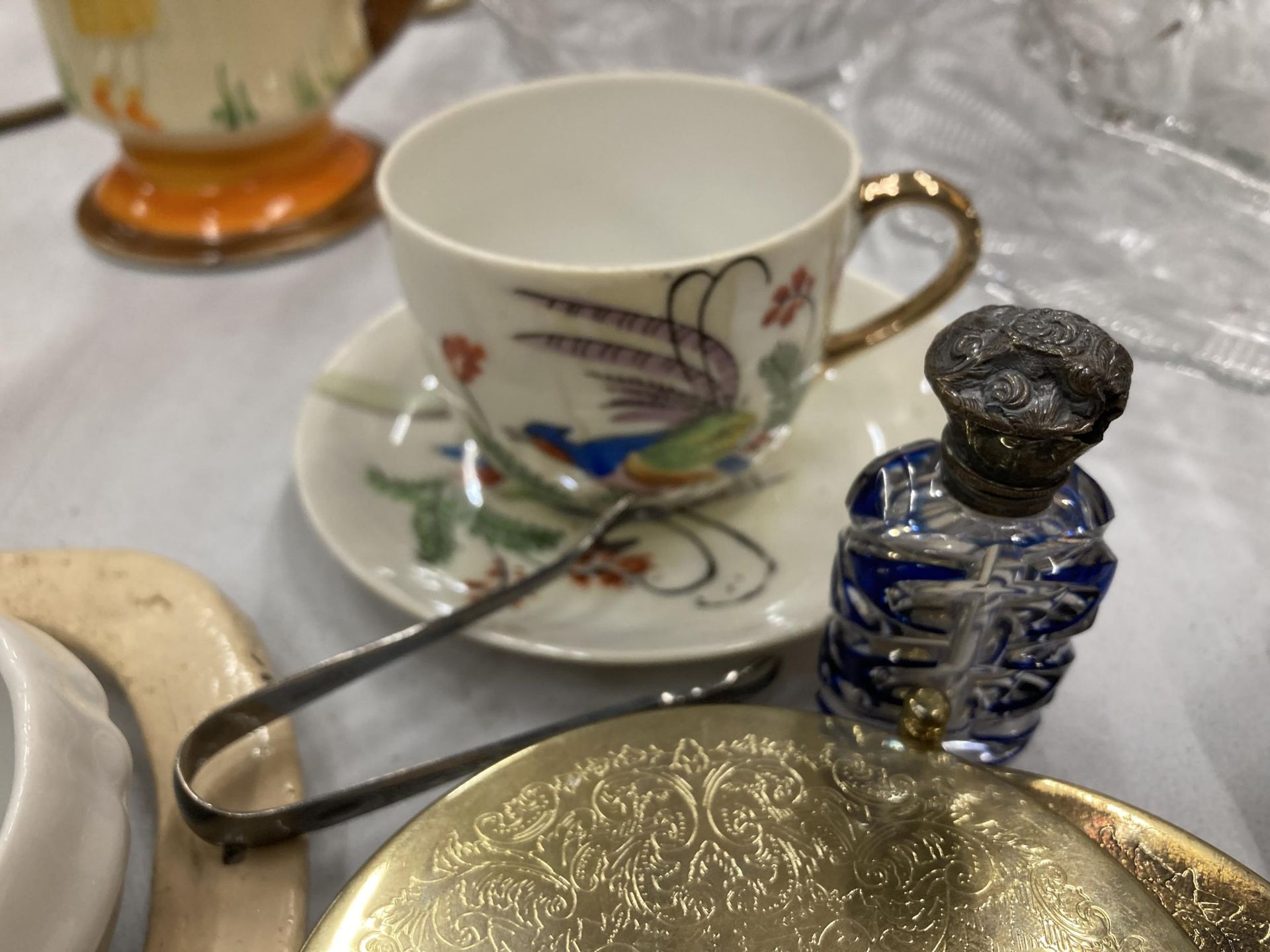 A MIXED VINTAGE LOT TO INCLUDE A MYOTT'S ART DECO JUG, GLASSWARE, A JAPANESE CUP AND SAUCER WITH - Image 5 of 6