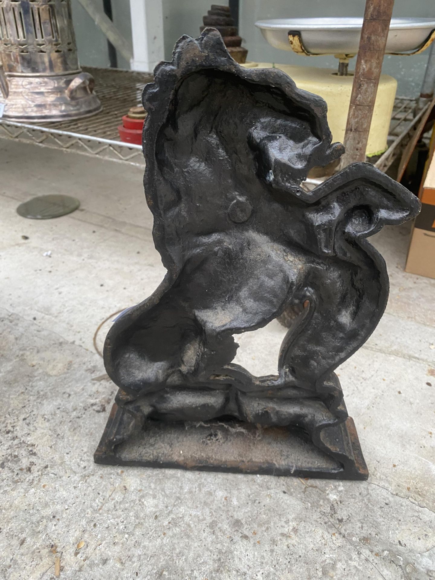 A VINTAGE CAST IRON LION DESIGN DOOR STOP - Image 2 of 2