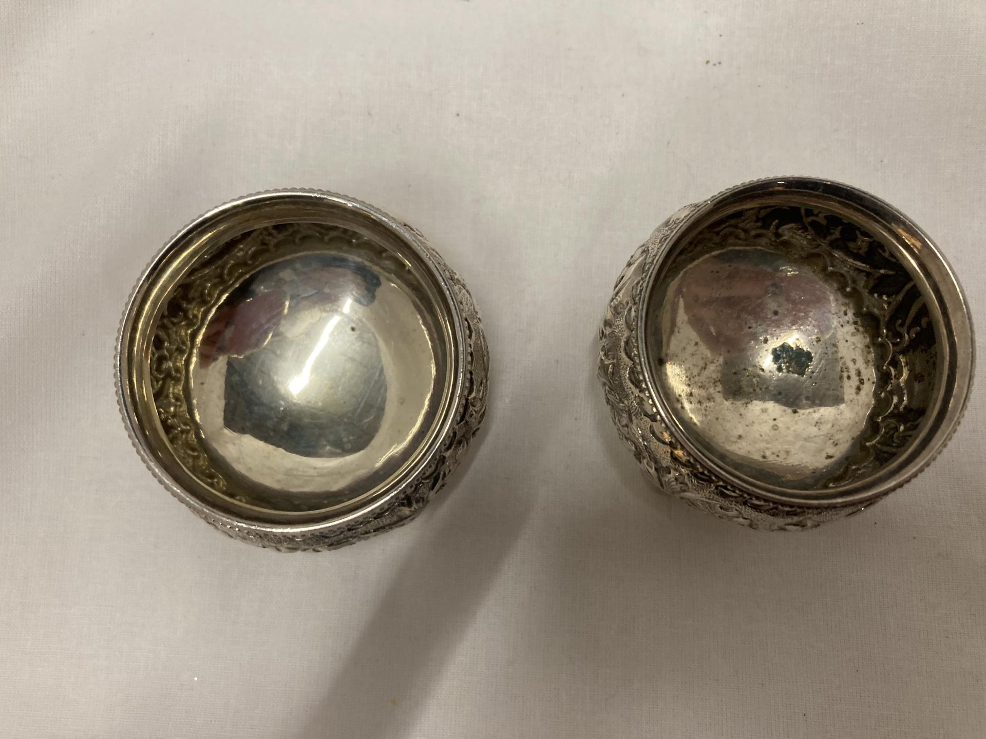 A PAIR OF WHITE METAL CONTINENTAL OPEN SALTS - Image 2 of 2