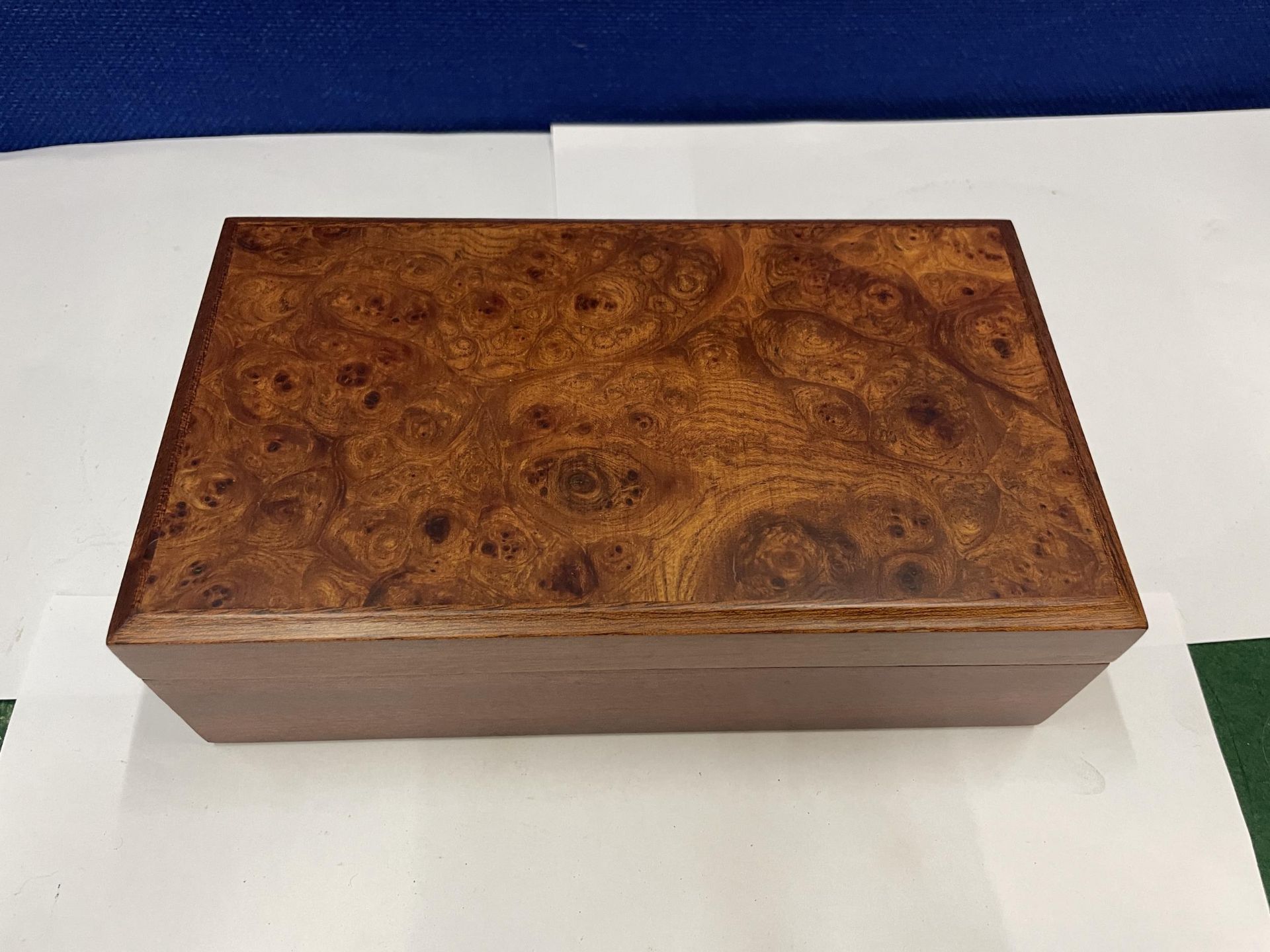 A BOODLE AND DUNTHORNE BRIDGE SET IN A BURR WALNUT BOX - Image 4 of 4