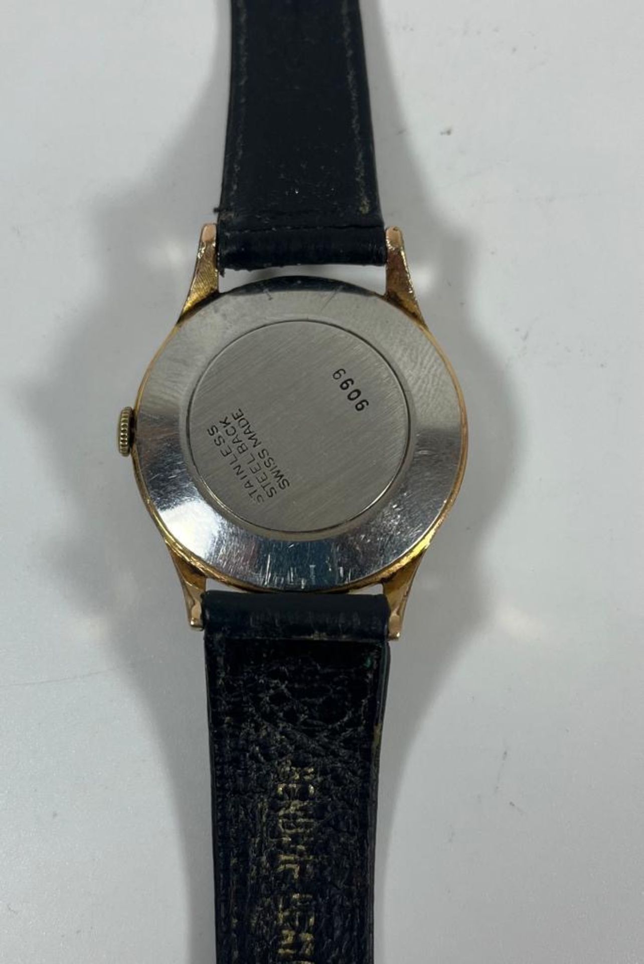 A VINTAGE SWISS MEDANA 1970S WATCH WITH SUBSIDIARY SECONDS DIAL, WORKING AT TIME OF LOTTING - Image 4 of 5