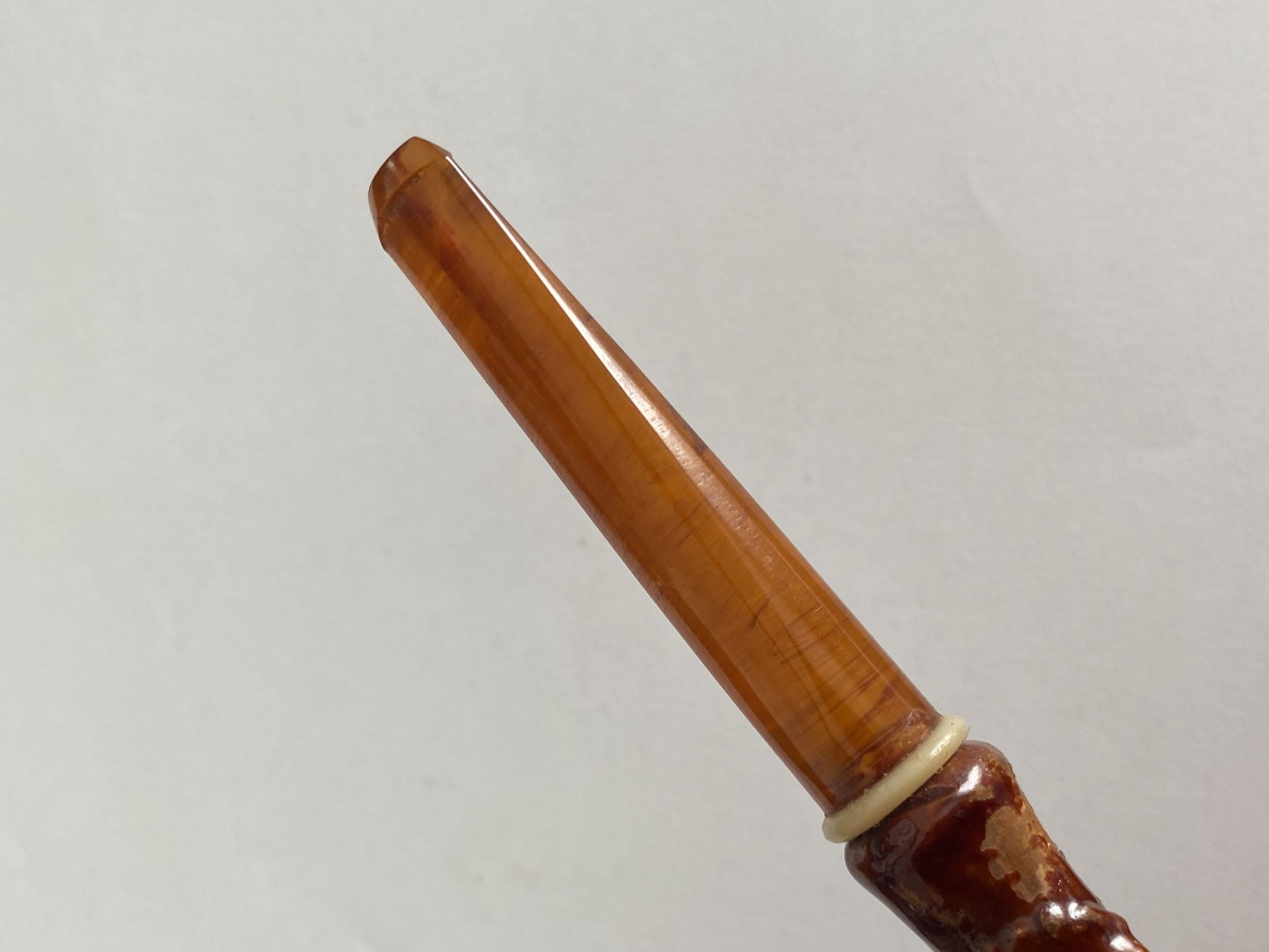 AN ANTIQUE BRITISH QUEEN VICTORIA TREACLE GLAZE TOBACCO PIPE WITH AMBER EFFECT PIPE, LENGTH 13 CM - Image 5 of 7