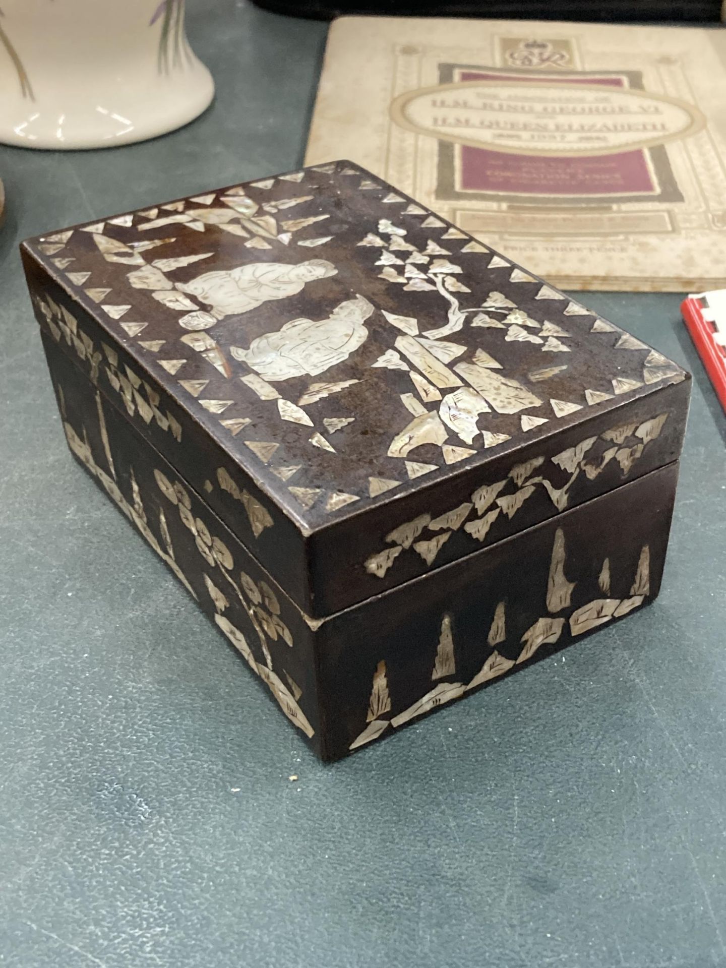 A MOTHER OF PEARL INLAID WOODEN BOX WITH ORIENTAL SCENE TO THE LID - Image 3 of 3