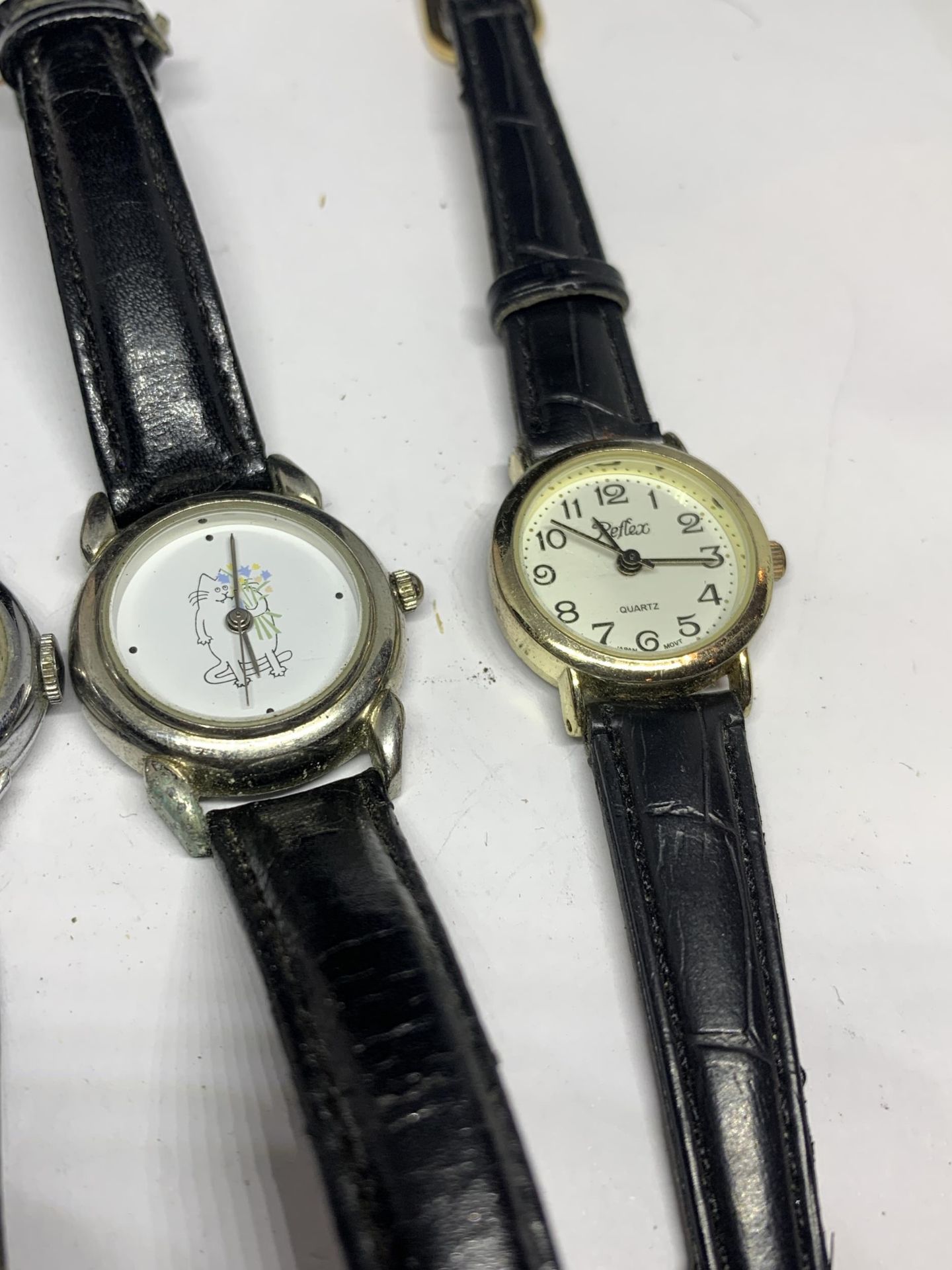 FOUR LADIES WATCHES ON LEATHER STRAPS TO INCLUDE A VINTAGE SMITHS WATCH, LORUS, REFLEX, ETC - Image 3 of 3