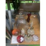 A GROUP OF GLASSWARE TO INCLUDE OVERSIZED ART GLASS PAPERWEIGHTS ETC