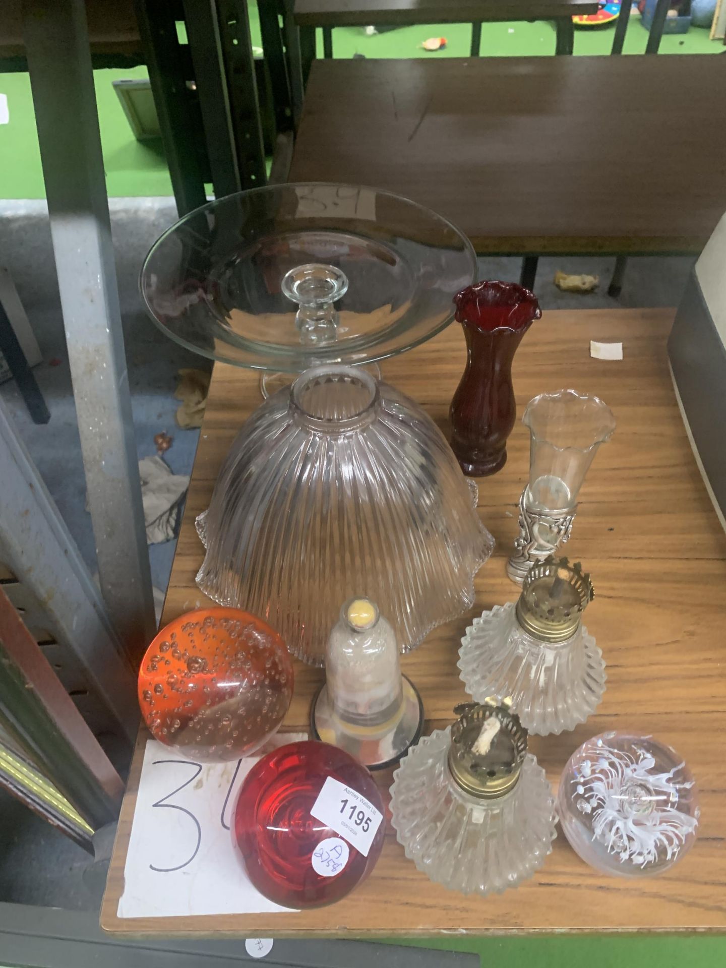 A GROUP OF GLASSWARE TO INCLUDE OVERSIZED ART GLASS PAPERWEIGHTS ETC