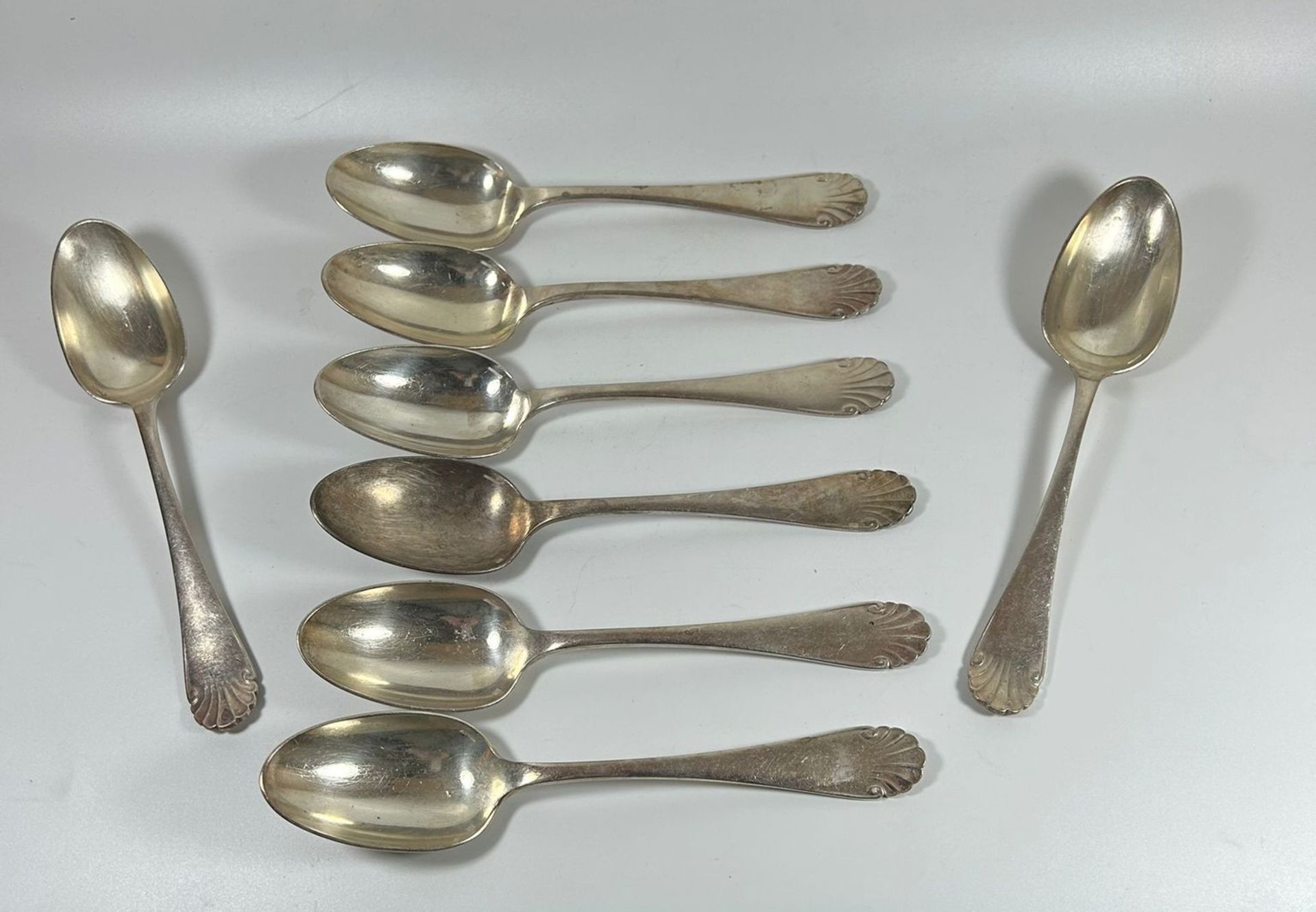 A COLLECTION OF ART DECO CHRISTOFLE SILVER PLATED CUTLERY COMPRISING SPOONS AND A LARGE LADLE IN THE - Bild 3 aus 7