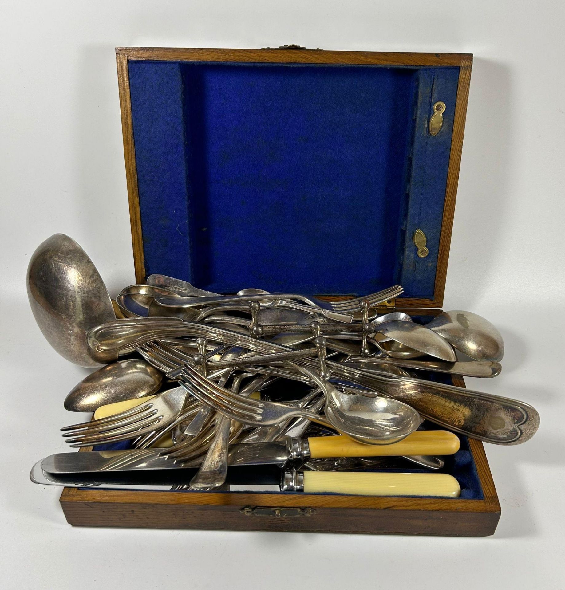 A BOX OF ASSORTED SILVER PLATED ITEMS TO INCLUDE FRENCH CHRISTOFLE LARGE LADLE, WALKER AND HALL - Image 2 of 3
