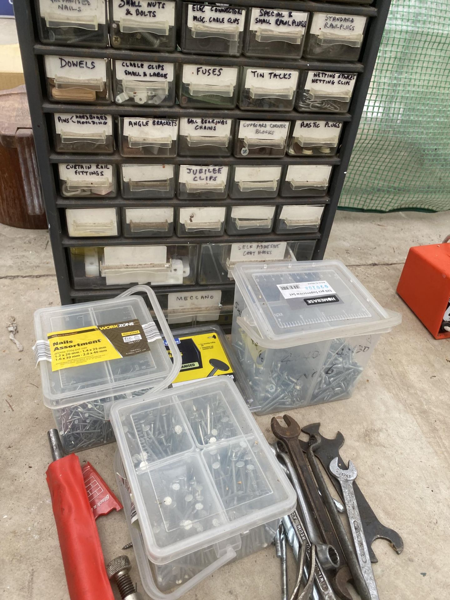 AN ASSORTMENT OF TOOLS AND HARDWARE TO INCLUDE NAILS AND SCREWS ETC - Bild 2 aus 2